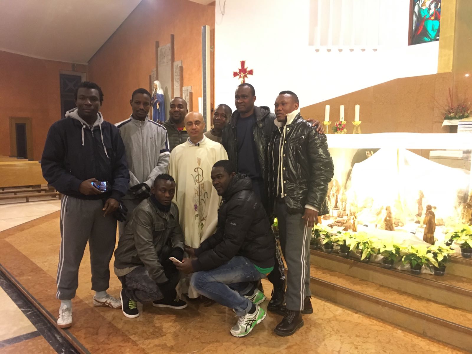 don-giuseppe-facchineri-con-i-ragazzi-del-centro-accoglienza-profughi