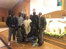 don-giuseppe-facchineri-con-i-ragazzi-del-centro-accoglienza-profughi